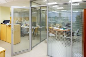 Офисная алюминиевая перегородка с дверью